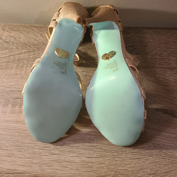 Blue By Betsey Gold Heels - Picture 4 of 4